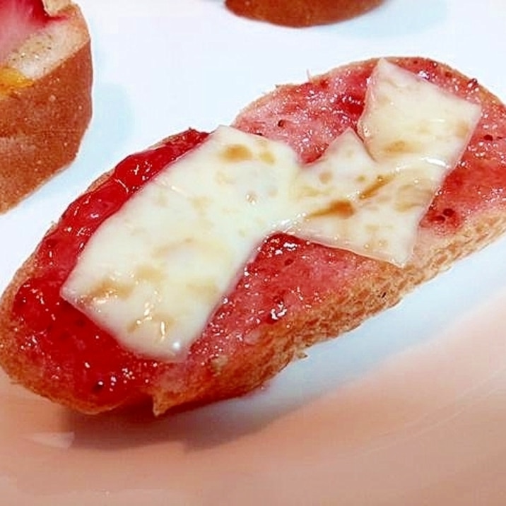 苺ジャムとチーズのバゲット